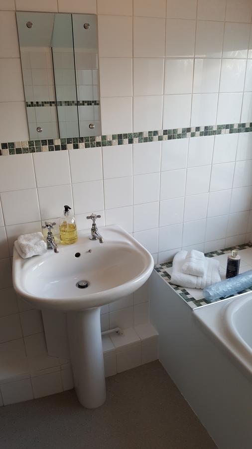 ווקינגהאם Sadlers Guest House מראה חיצוני תמונה